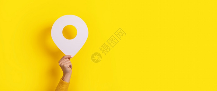 抽象的现代在黄色背景上手持的指针3d超过图片