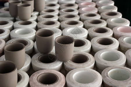 工艺陶瓷车间正在生产中的陶瓷杯餐具作坊图片