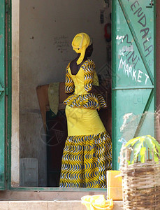 背部女士穿着黄色衣服的妇女冈比亚信心图片