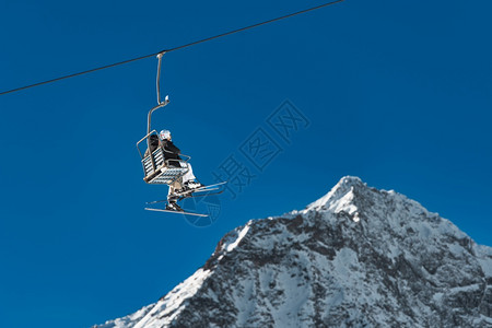 追求运动覆盖滑雪者上吊升起椅子没有遮掩图片