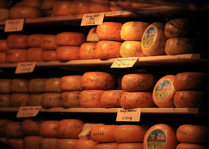 传统的展示店铺圆乳酪头在架子上比利时奶酪店的架子上圆奶酪头在架子上图片