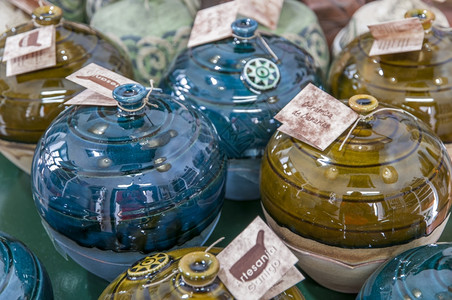 工艺水壶多种颜色和形状的陶瓷锅碗图片