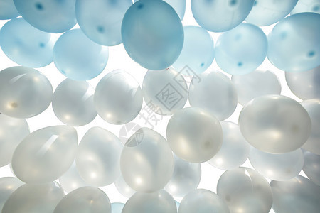 氦白色背景上隔离的蓝色和白气球堆派对周年纪念日背景图片