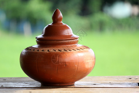 土壤木板上盖有子的手工制作粘土锅传统棕色图片