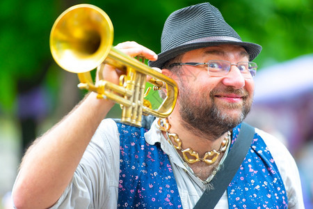 流浪汉他的艺术巴尔干乐团街头风音家的喇叭背景图片