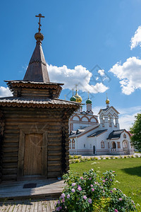 金子云TrinitySergiusVarnitsky修道院雅罗斯拉夫尔地区罗斯托夫Veliky夏日的木制教堂瓦尔尼茨基图片