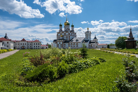 正统VarnitskyTrinitySergius修道院在雅罗斯拉夫尔地区罗斯托夫VelikyVarnitsa村在夏日谢尔吉耶夫背景