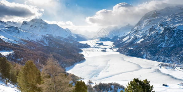 雪山和结冰的河流图片