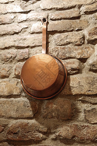 一种烹饪复古的砖墙上铜炊具背景图片