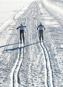 滑雪者在滑雪道上图片