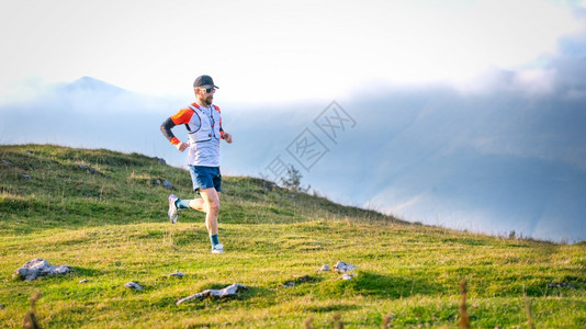 山上跑步锻炼的年轻男性图片