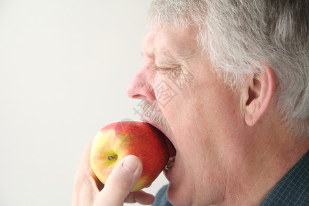 吃苹果的爷爷图片