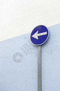 金属的蓝色白箭头交通城市中的信号指示息箭符号和头图片