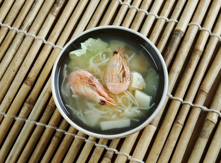 黄色的亚洲人广东海鲜汤在香港发现的广东菜中海鲜汤主菜图片