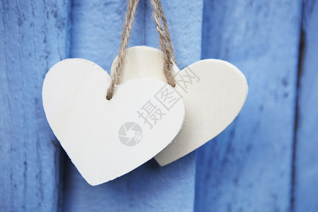 白色爱心挂在木门上图片