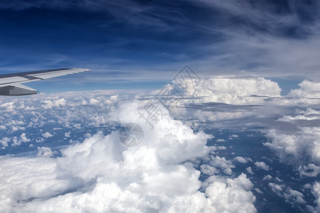 航班翅膀空从平面窗口的云上查看天体图片