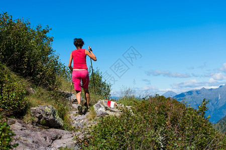 登山跑步的登山者图片