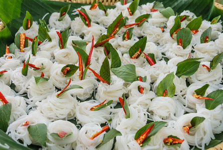 胡椒文化蔬菜与辣和泰国basil的泰国大米面图片