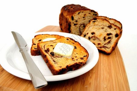 甜的本迪克森葡萄干烤面包上涂着融黄油准备传播注食用图片