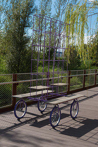 运输木头公园内带有环板的艺术紫轮墨盒商业图片