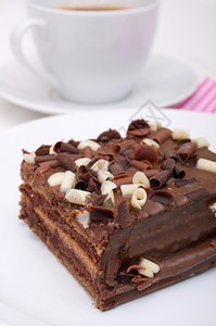 甜的棕色土制巧克力蛋糕布朗尼和一杯咖啡在白板上糕点图片