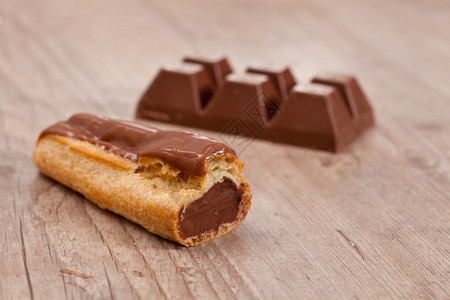 香炸奶酪卷木制的卡路里背景的甜巧克力糕饼图片