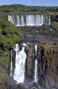 风景伊瓜苏瀑布或是巴西阿根廷边境伊瓜苏河的瀑布下降边界图片