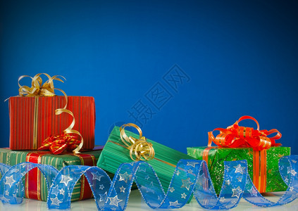 包装蓝色背景的圣诞礼物和蓝色背景的圣诞礼物质地蓝色的图片
