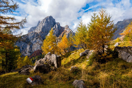 山间的特殊地貌和蓝天背景图片