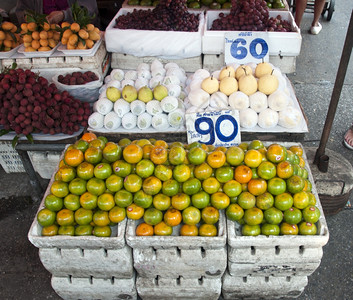 泰国Bangkok水果市场配芒和苹绿色红的黄图片