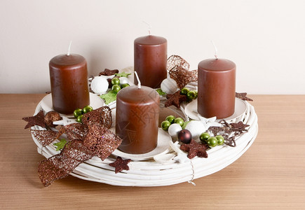 餐桌上的圣诞家居装饰蜡烛图片