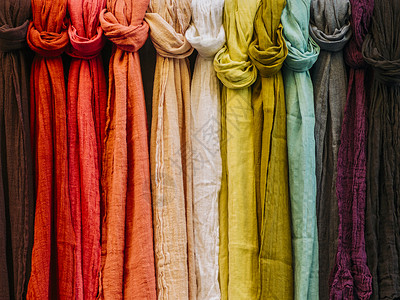 产品抽象的挂在外部市场多彩条围巾棉布背景图片