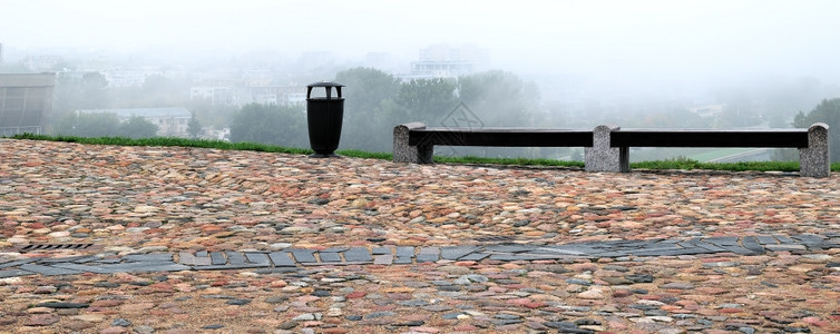老的Gediminas城堡山丘巨石人行道废篮和两张湿长凳薄雾网络图片