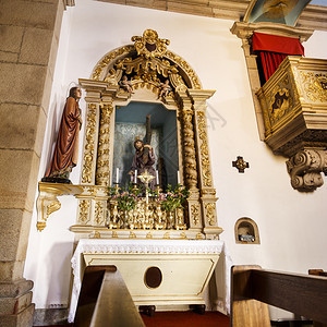内部的历史旁小礼拜堂的侧面观景像里有一个美丽的雕刻木制品祭坛包括葡萄牙历史城镇特朗科索的圣彼得巴洛克教堂所罗门式柱子建筑学图片
