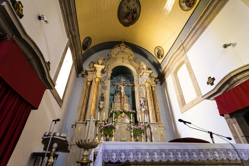祭坛画在葡萄牙历史城镇特朗科索Trancoso的圣彼得巴洛克教堂上用雕刻美丽的木制品祭坛和涂漆的金层天花板参观主礼拜堂建筑学寺庙图片