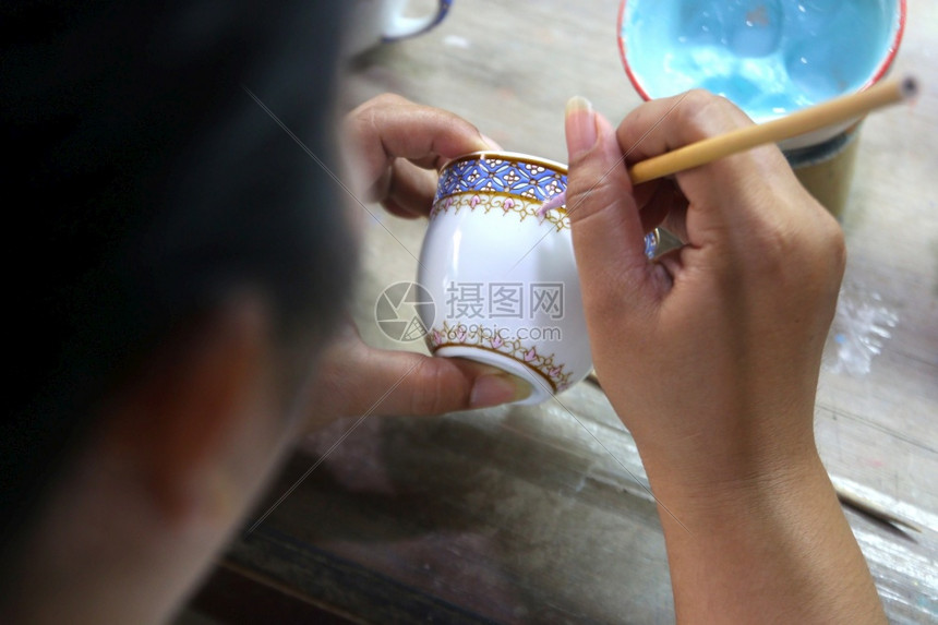绘画著名的传统泰国五色著名瓷器BenjaroongStatewarware碗图片