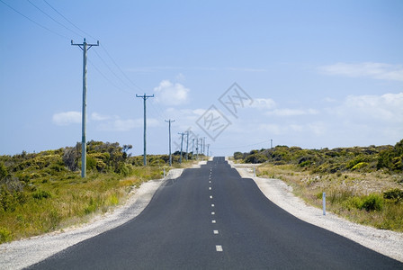 潮湿的烟雾上升道路变得有点颠簸塔斯马尼亚落下海浪图片