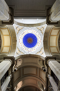 在葡萄牙里斯本18世纪圣约瑟夫巴洛克教区堂翻转的圆顶上方景象18日拱内部的图片