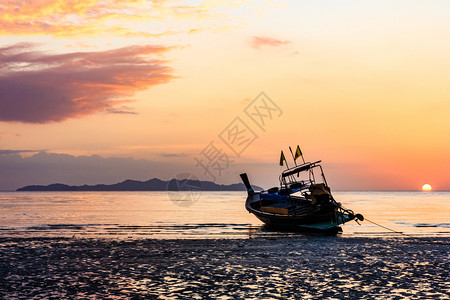 停泊日落时长尾船泰国TrangPakMeng海滩尾巴岛图片