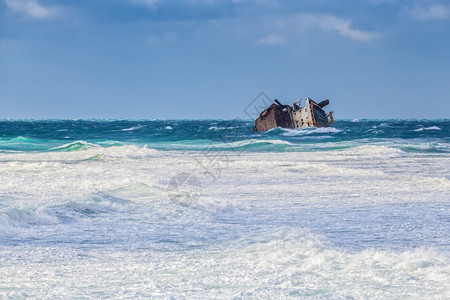 被弹出浅的天气沉船风暴部分残骸在海滩上喷出冲浪图片