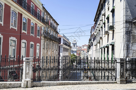 高的门圣保罗街在葡萄牙里斯本老旧区景象葡萄牙里斯本阳台图片