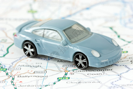 玩具汽车和地图图片