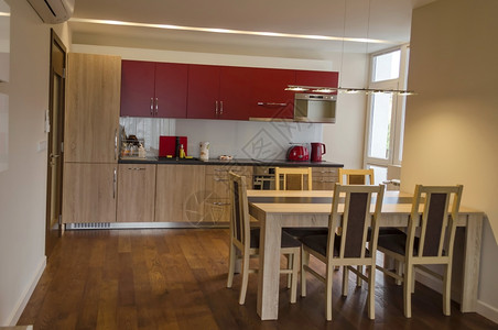 保加利亚木头空气在翻修公寓内有厨房和餐厅的客及厨房用地和餐桌图片