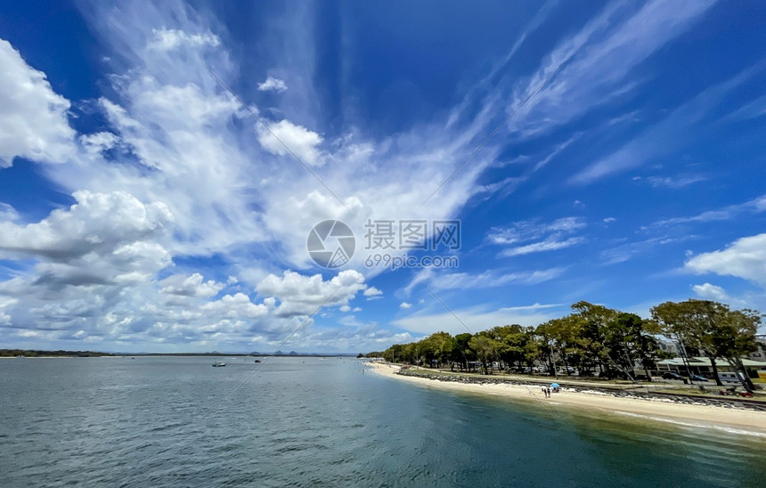 Bribie岛与澳大利亚陆之间的狭窄水道称为PumicestonePassage南入口的景象浮石狭窄船图片