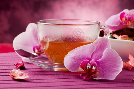 美味的香口兰花的玻璃杯中兰花茶照片图片