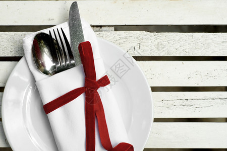 厨具房白板上餐巾纸的勺子刀和叉放图片