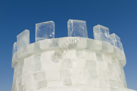 冬天寒冷的蓝冰雪城堡塔背景图片