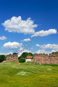 白色的一种陈年俄罗斯克列沃城堡墙壁的废墟图片