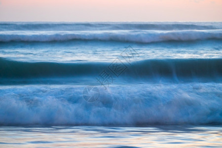 波涛汹涌的蓝色海浪图片