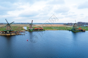 荷兰河岸边的风车图片